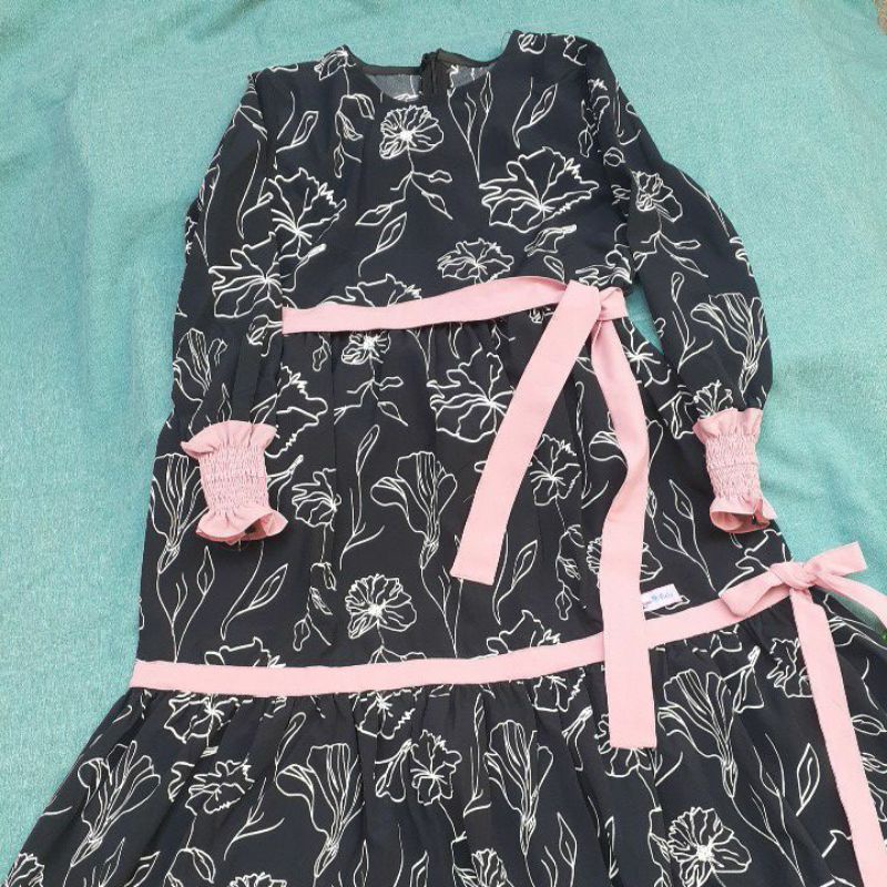 gamis anak warna hitam motif bunga putih