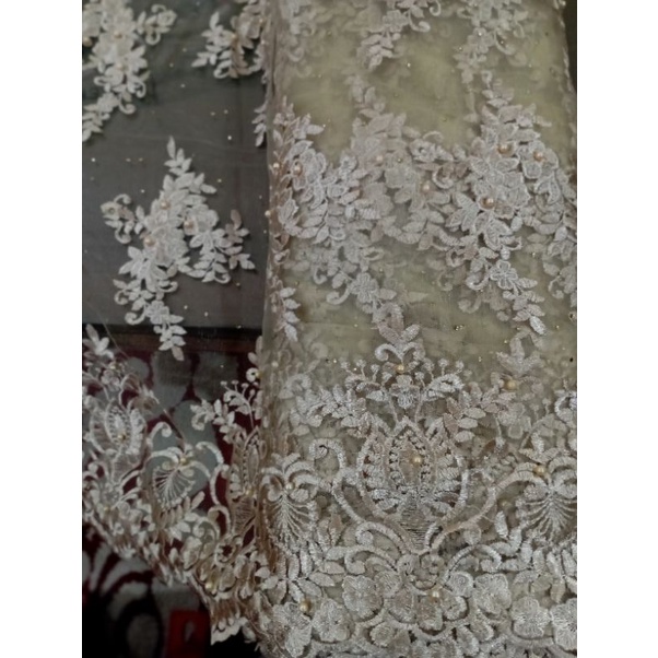 Kain Brukat Brokat  Tile Tule bahan kebaya halus lembut timbul Kode : 41653
Warna : Gold

