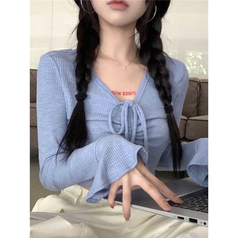 Red Gadis Seksi V-Leher Serut Lengan Panjang T-shirt Wanita Musim Gugur Keinginan Murni Gaya Pinggang Tinggi Terkena Pusar Rasa Desain Niche Slim atasan Pendek