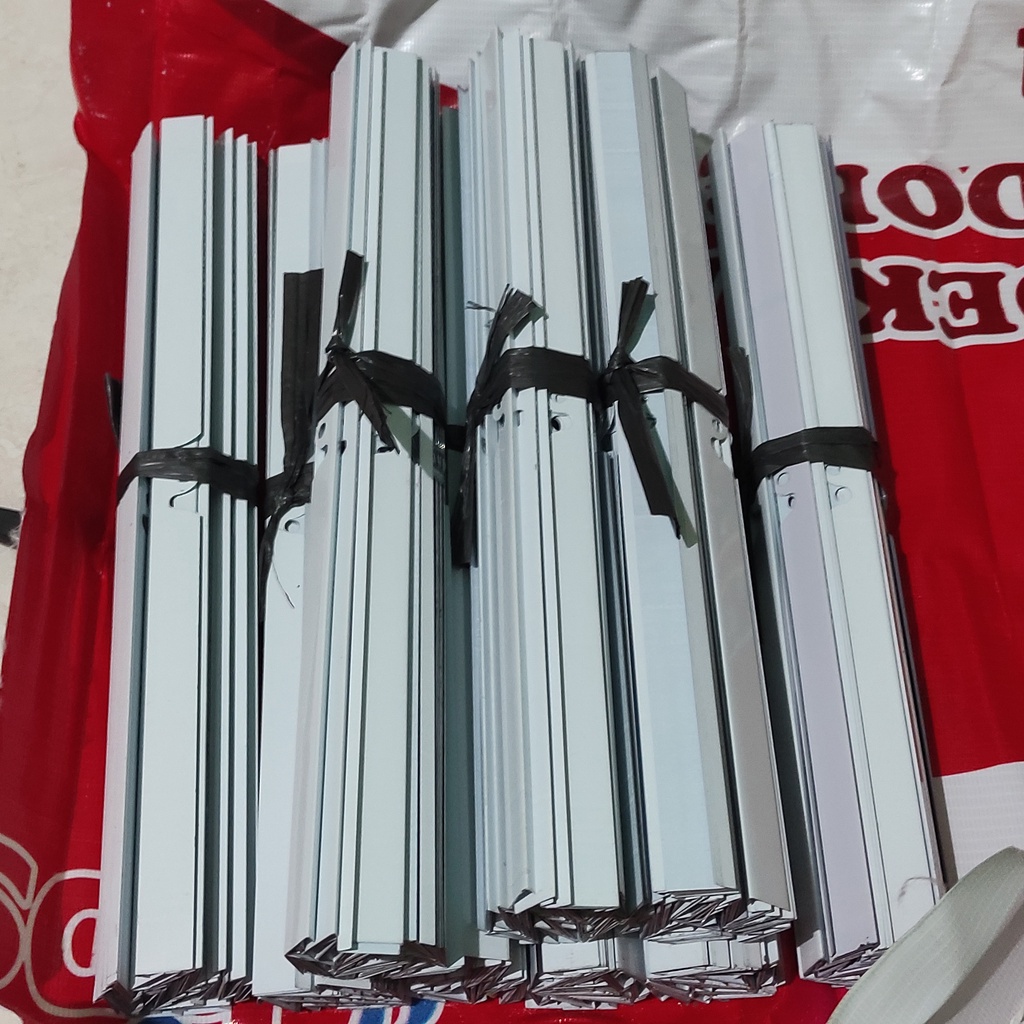 

Klem Kalender 32 cm / Seng Kalender 32 - Putih