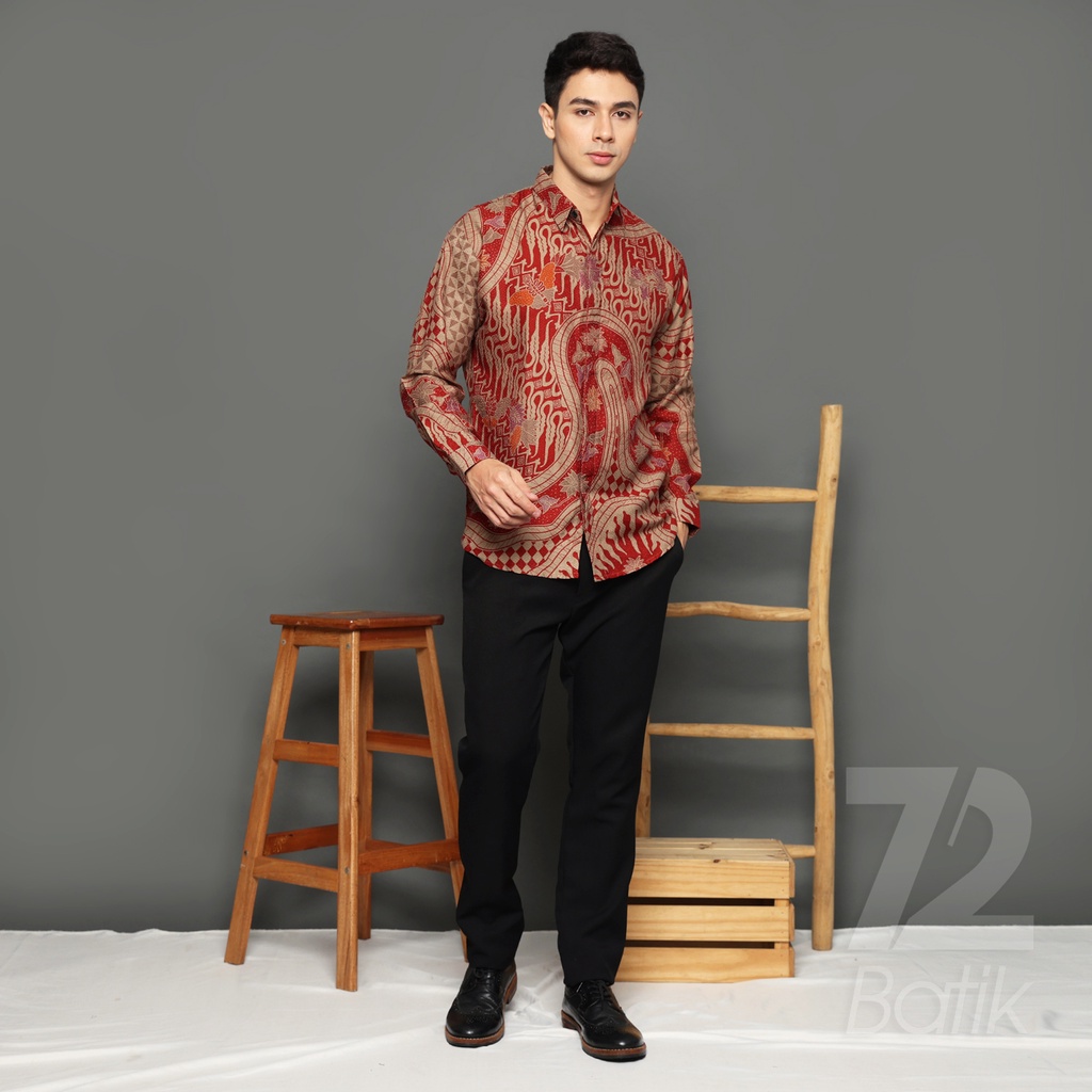 KEMEJA BATIK PRIA LENGAN PANJANG Kemeja Dobby Slimfit Motif Parang Kupu Warna Merah Coklat 723157 Cap 72 - Baju Kemeja Atasan Pakaian Setelan Batik Pria Cowok Laki Laki Remaja Keluarga Kantor Lengan Panjang Modern Slimfit Slim Fit Premium Kekinian