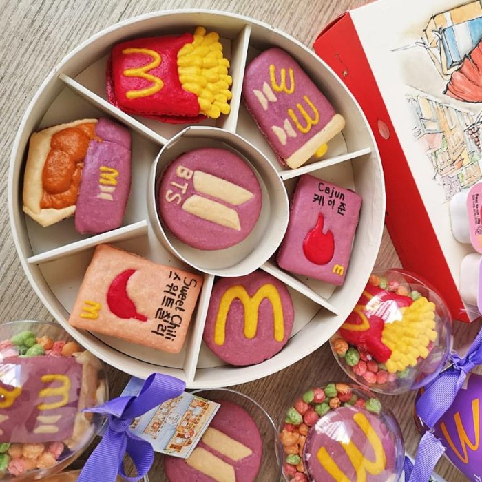 

Kue Macaron - Le Sucre BTS X McD Round Macaroon - 7 Pcs