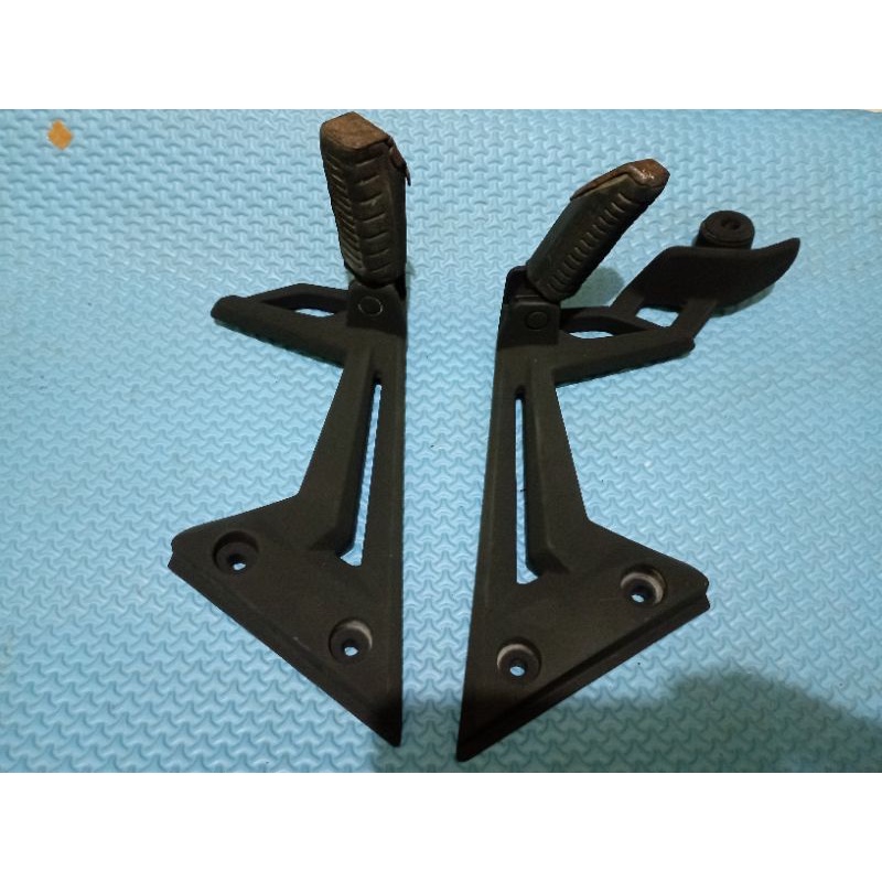 FOOT STEP BELAKANG YAMAHA MX NEW 135 DOUBEL DISC ORIGINAL 50C