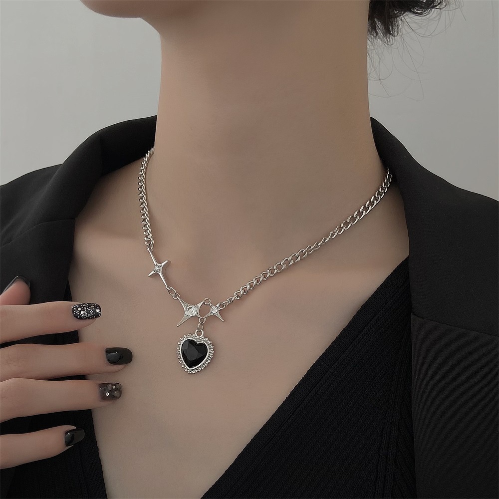 Kalung Liontin Cinta Hitam Punk Korea Fashion Logam Rantai Tebal Rantai Klavikula Wanita