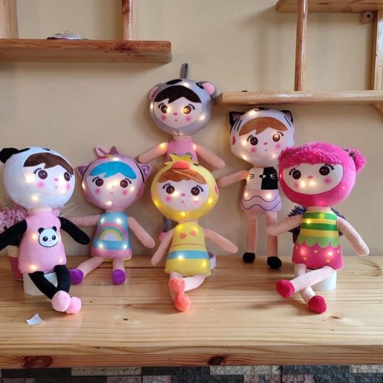 BDT.12Ja23ᴵ ‣ Boneka metoo angela LED tinggi 45cm Bahan Yelvo sangat lembut Berlabel SNI