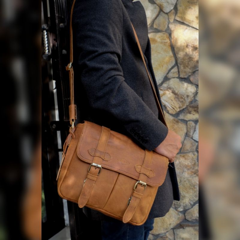 Tas Kantor Unisex Aira Bag Kulit Sapi Asli Briefcase Pedro Laptop 10 Inchi Bahan Nu Buck Crazy Horse Terbaru Tali Panjang Adjustable Kekinian Original