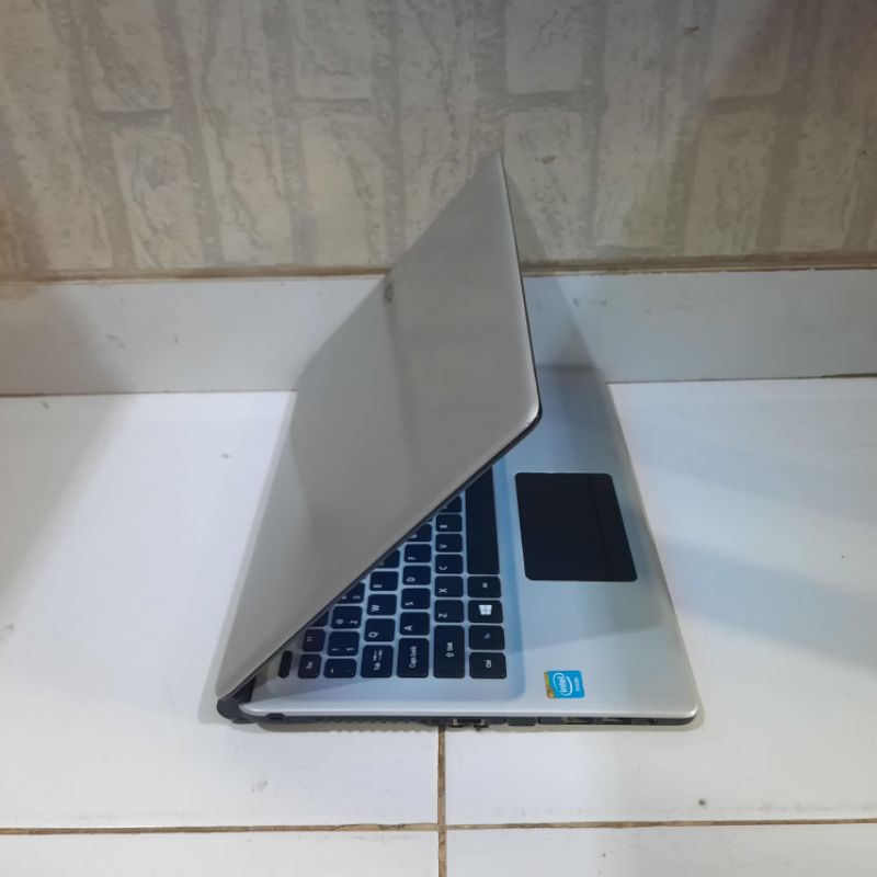 Laptop Acer Aspire E1-410 Intel Celeron N2820 Windows 10 Layar 14 inch Full aplikasi Siap pakai