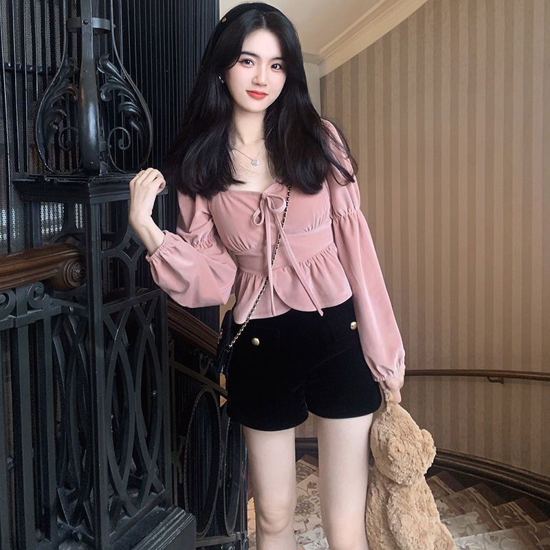 Red Musim gugur dan musim dingin 2022 rasa desain Prancis baru ceruk kerah persegi kemeja wanita rasa desain ceruk beludru atasan lengan panjang