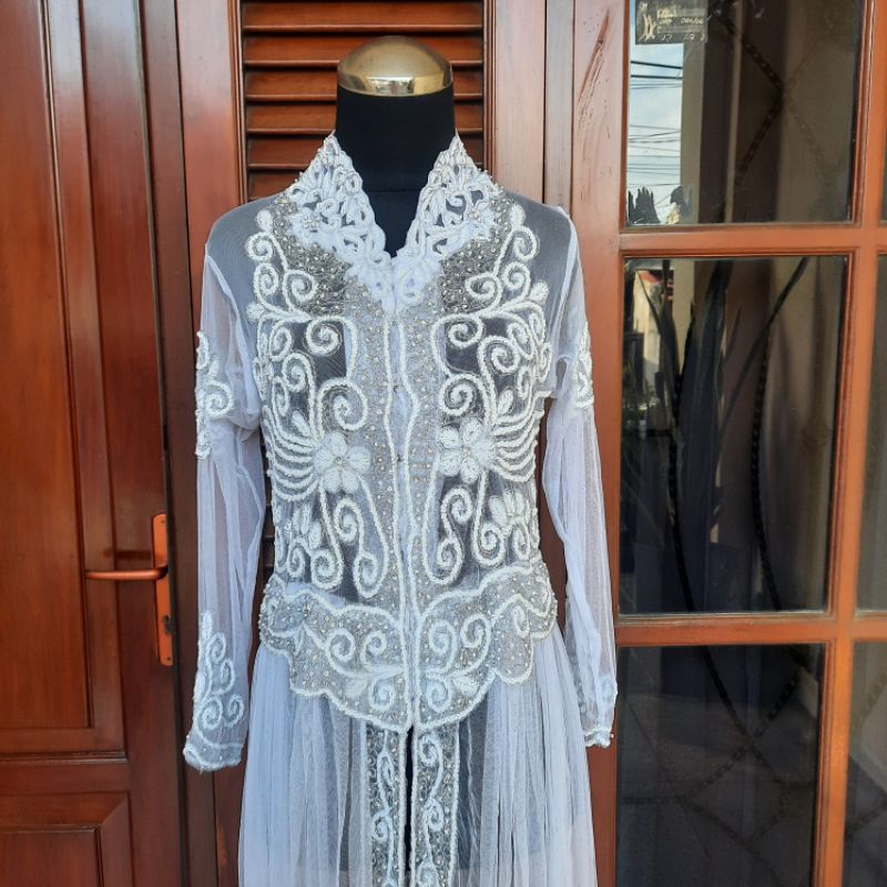 Kebaya akad nikah pengantin putih matakaki kerah tinggi