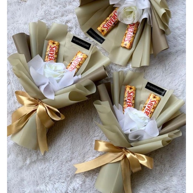 

BUCKET COKLAT SILVERQUEEN HAMPERS SIMPEL KADO VALENTINE KADO PACAR KADO ULTAH KADO HARI IBU GURU AYAH MAMAK BAPAK