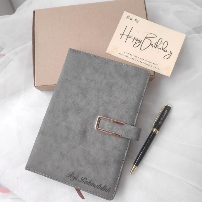 

Paket Kado Hampers Notebook Agenda Custom Nama dan Pena Custom Premium
