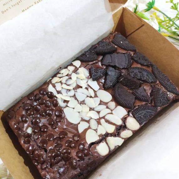 

NEW | KG7|Brownies Bella Brownies Panggang Premium MELTED Almond Oreo Chips II HAMPERS LEBARAN 2022