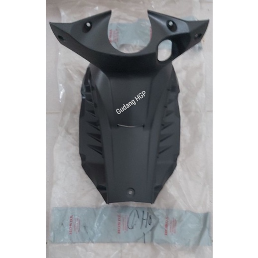 Cover Main Pipe Legshield Body Kontak Cover Tengah Honda Blade 110 Karbu 64320-KWB-920 Ori Honda Gen