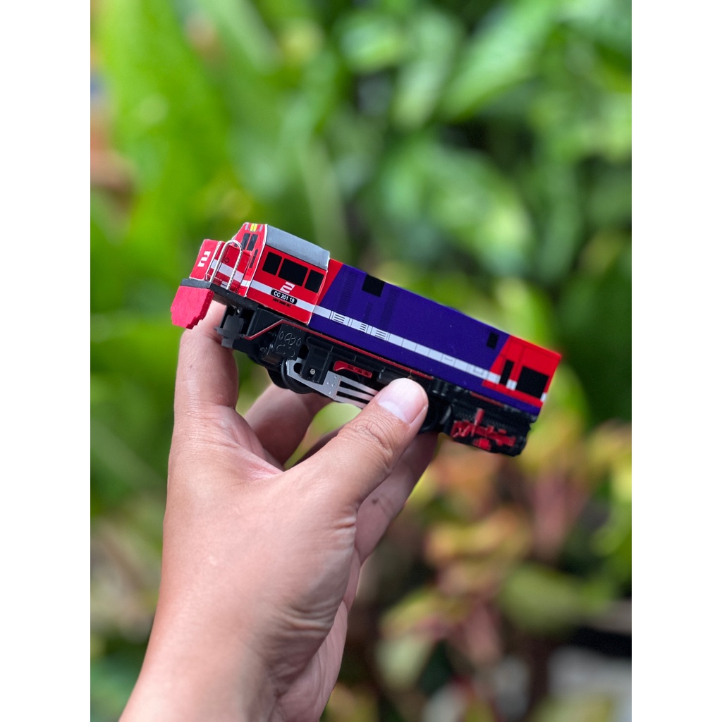 Mainan Keret Api Lokomotif CC 201 Perumka Pakai Mesin Dinamo | Miniatur Kereta Api Kayu - Hunting Mainan