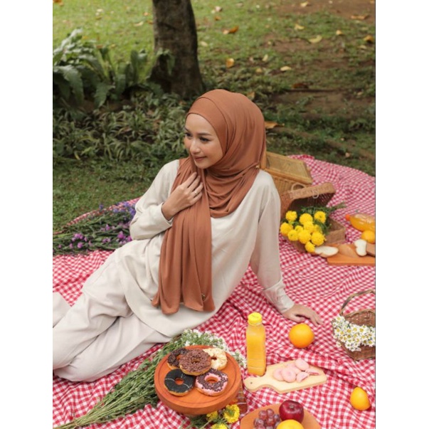 Radwah Ilaya hijab/kerudung Pasmina Instan (Mocca, Cream)