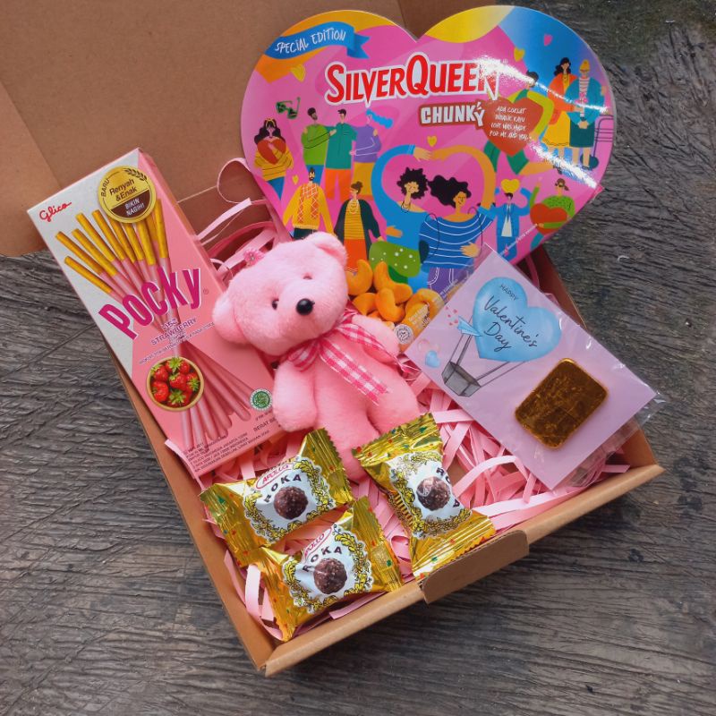 HAMPERS COKLAT SILVERQUEEN LOVE VALENTINE GOFT BOX POCKY ROKA BONEKA