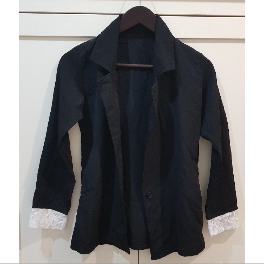 Blaser / blazer hitam wanita tangan brokat putih preloved