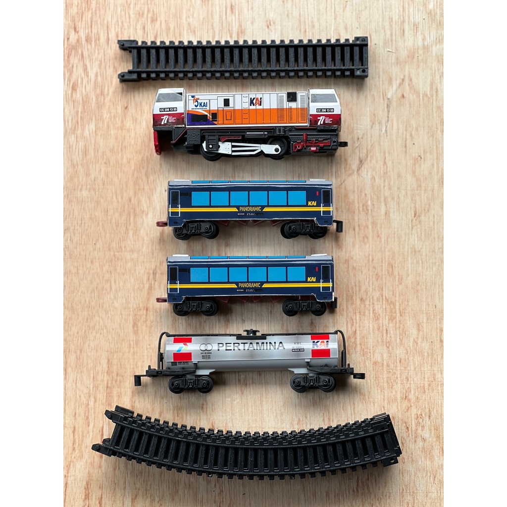 Rangkaian Miniatur Kereta Api Indonesia Lokomotif CC206 Gerbong Panoramic | Mainan Kereta Api Kayu -