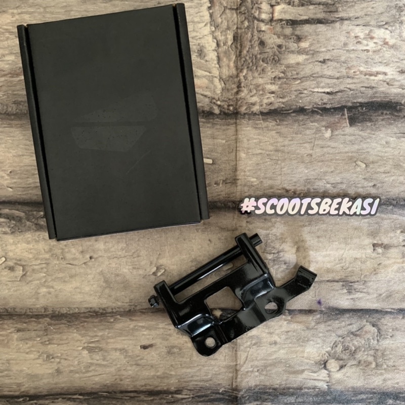 Engsel Jok Saddle Seat Vespuci Vespa S LX LXV ET4