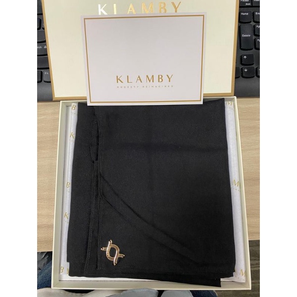 Vienna scarf wearing Klamby