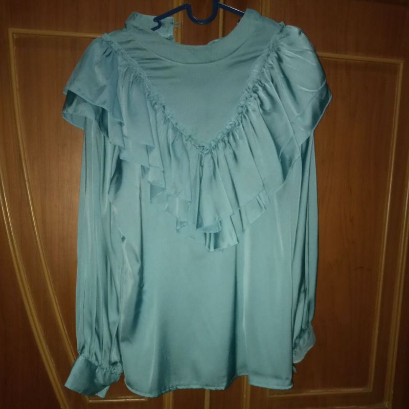 preloved BLOUSE SATIN renda