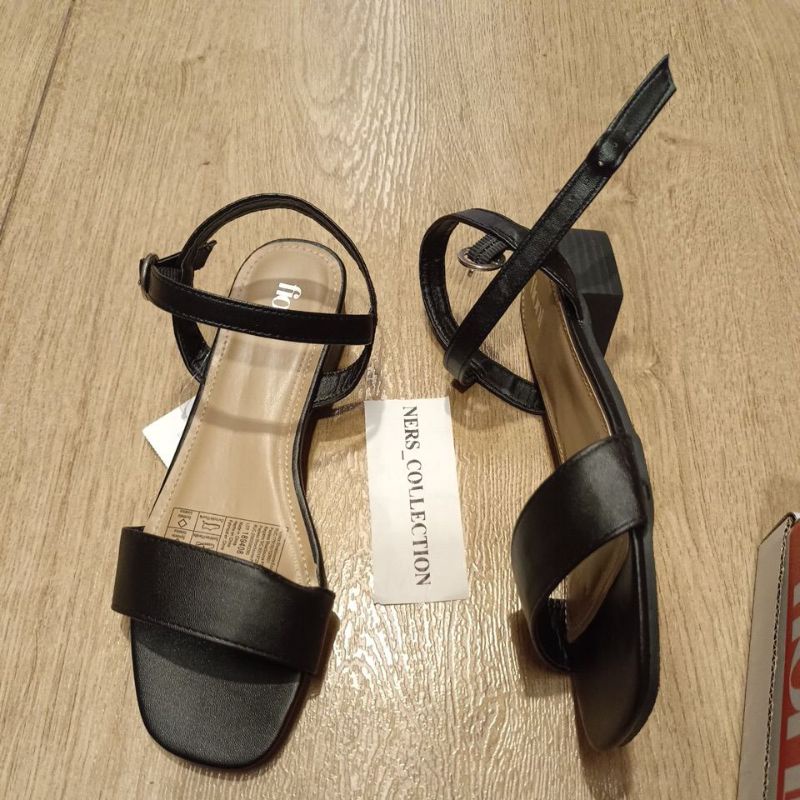 PAYLESS BY FIONI - PIPPI BLACK 189408 SANDAL TALI WANITA