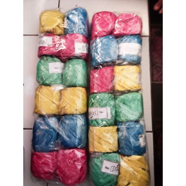 

tali rafia warna warni isi 12 Pcs / perlusin (tali ikat kuat untuk barang bawaan).