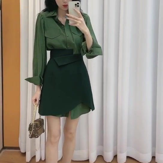 Red Frosty Style Shirt Wanita Rasa Desain Niche Retro Gaya Hong Kong Rok Pendek Rok Wanita Musim Gugur Slimming Suit dua Potong Set