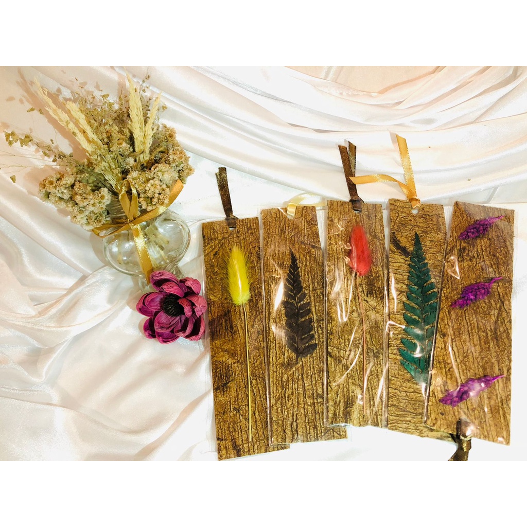 

Flower Bookmark/ Pembatas Buku/ Dekorasi Bunga