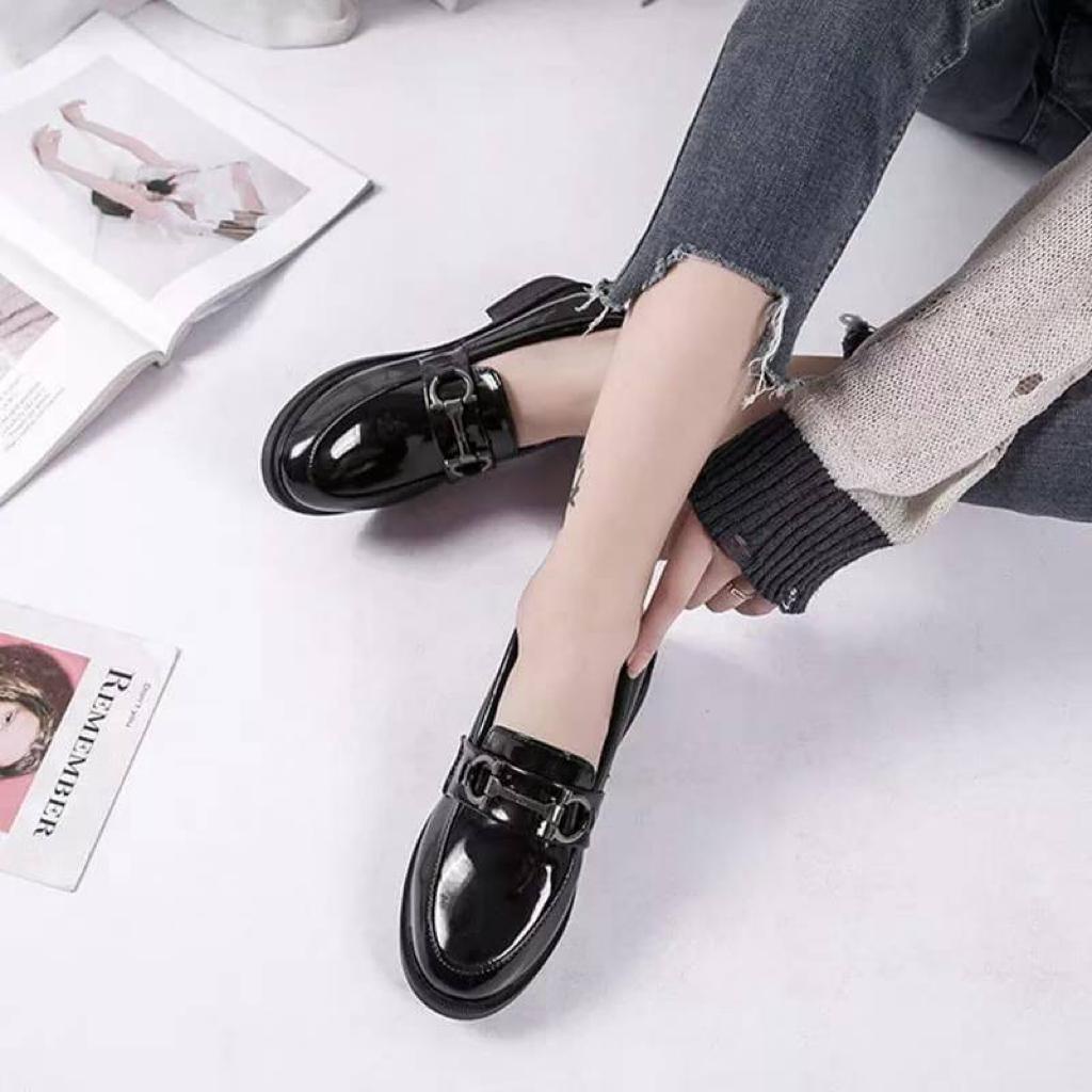 SEPATU WANITA LOAFERS 2023 / SEPATU DATAR MUSIM SEMI FASHION GLOSY TLB 001