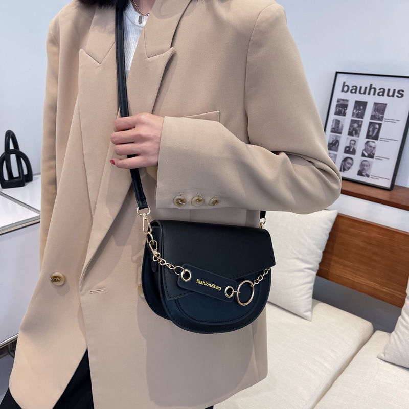Red Tas selempang selempang wanita desain ceruk serba cocok 2022 mode trendi baru warna kontras tas sadel wanita satu bahu tas kecil