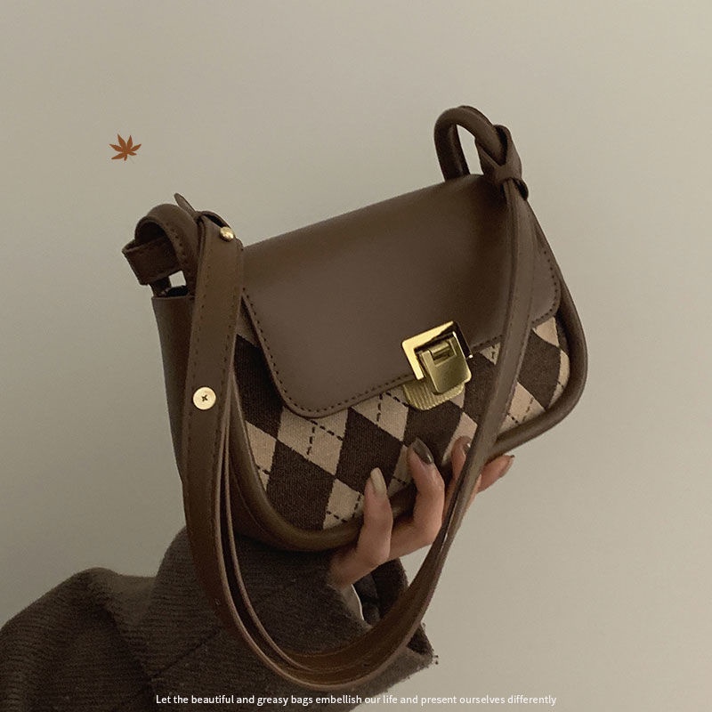 Red French niche underarm bag women 2021 new trendy fashion retro plaid saddle bag all-match in Messenger bag