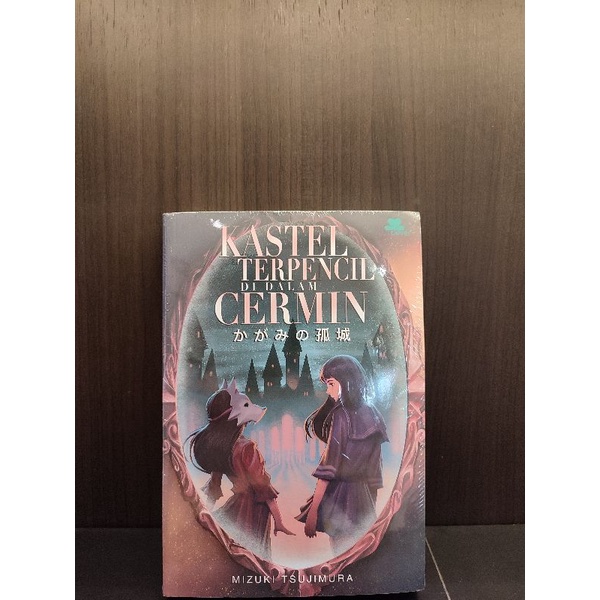 kastel terpencil di dalam cermin