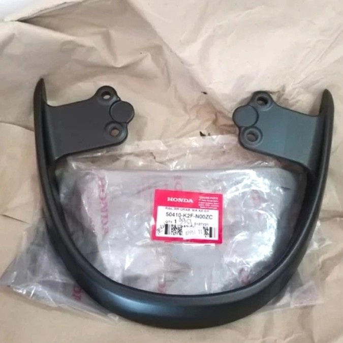 :>:>:>:>] BEGEL BEHEL BESI PEGANGAN JOK BELAKANG SCOOPY 2020-2021 HITAM ORI AHM