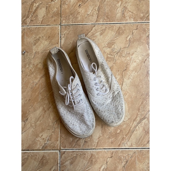 Preloved sepatu putih wanita merk hnm size 41