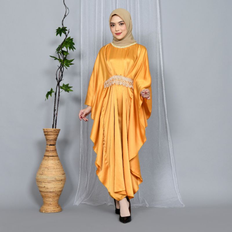 KAFTAN SATIN SILK PAYETAN MUTIARA BAGIAN LEHER DAN RENDA DIPINGGANG
