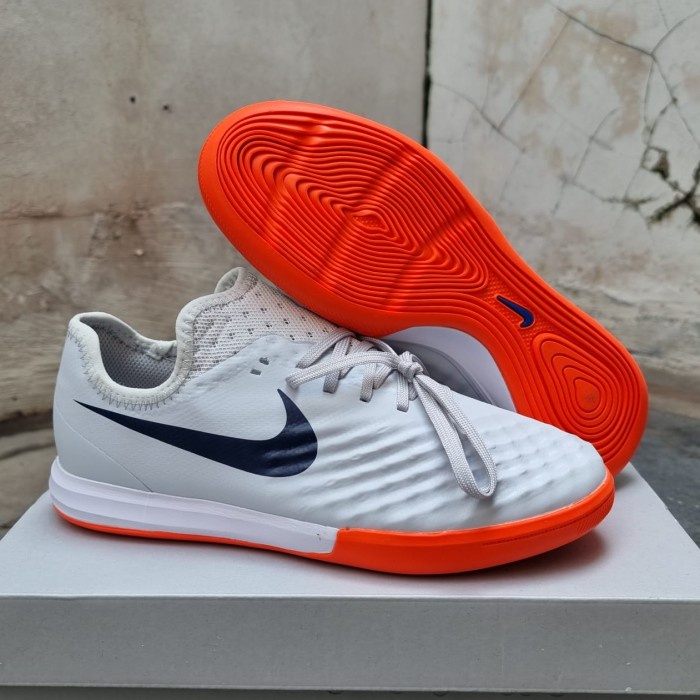 SEPATU FUTSAL MAGISTA FINALE PURE PLATINUM IC