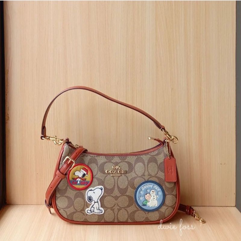 Tas Coach Teri Shoulder Bag Snoopy Patches Signature Khaki Redwood Multi Original