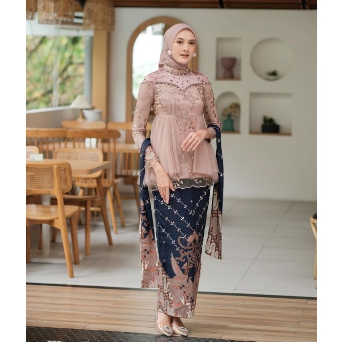 Setelan Blouse Alyana Nude Selendang modern-Kebaya Modern- Selendang-Kebaya Kekinian-Kebaya Wisuda-Kebaya Lamaran-Kebaya Pesta-Kebaya Selendang