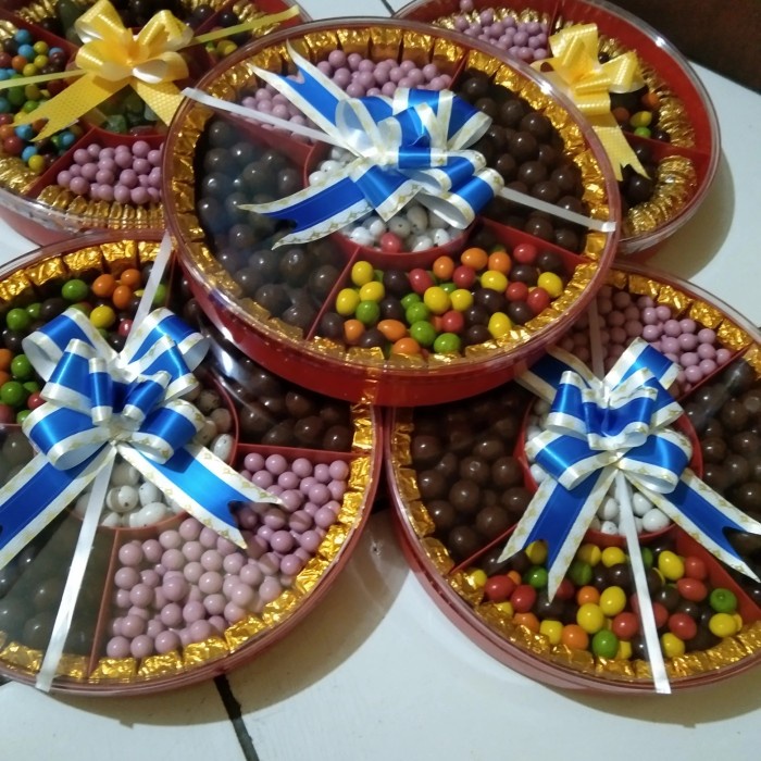 

✨READY✨ -coklat - parcel - hamper - delfi dan lagie- 1.1.23