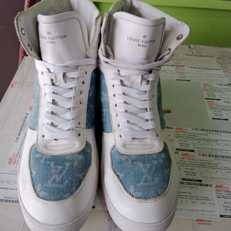 Sepatu Sneaker LV Louis Vuitton Rivoli High Top Denim Second Bekas  Preloved, Fesyen Wanita, Sepatu di Carousell