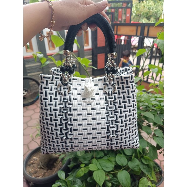 tas anyam jali handle mutiara