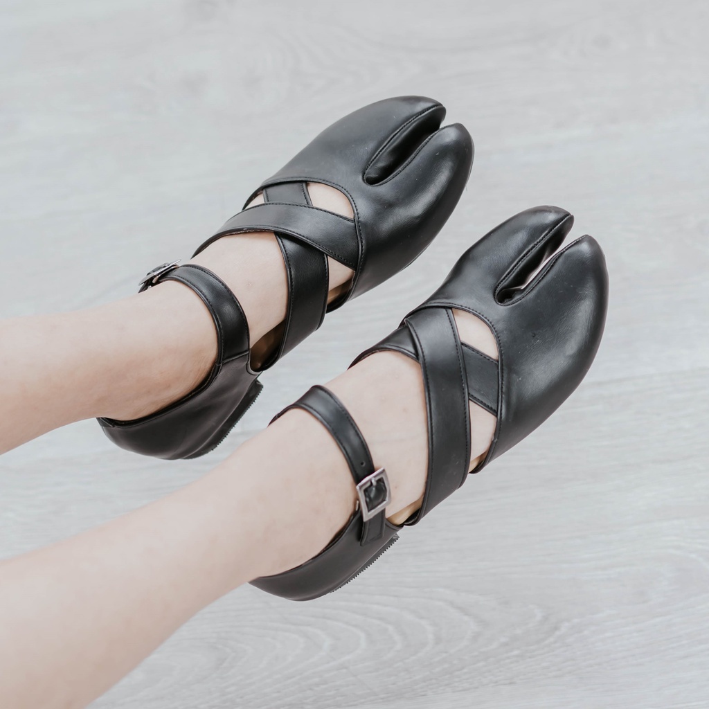 Mauren Tabi Flat Shoes (Black - Teracota)