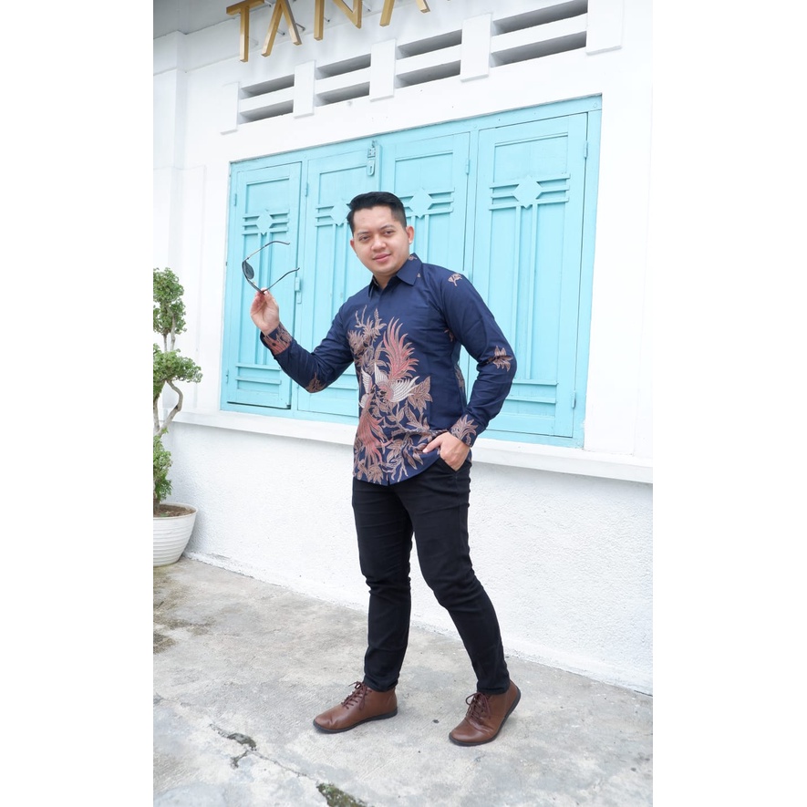 KUTUT NAVY Kemeja Batik Pria Navy SLimfit Lengan Panjang Lapis Furing Batik Solo Asli