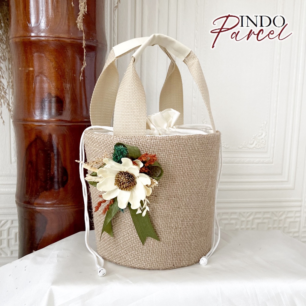 

RB Indoparcel - Tas Parcel Goni Aksesories Pita Kombinasi Bunga Asli Tas Hampers Keranjang Goni Pita