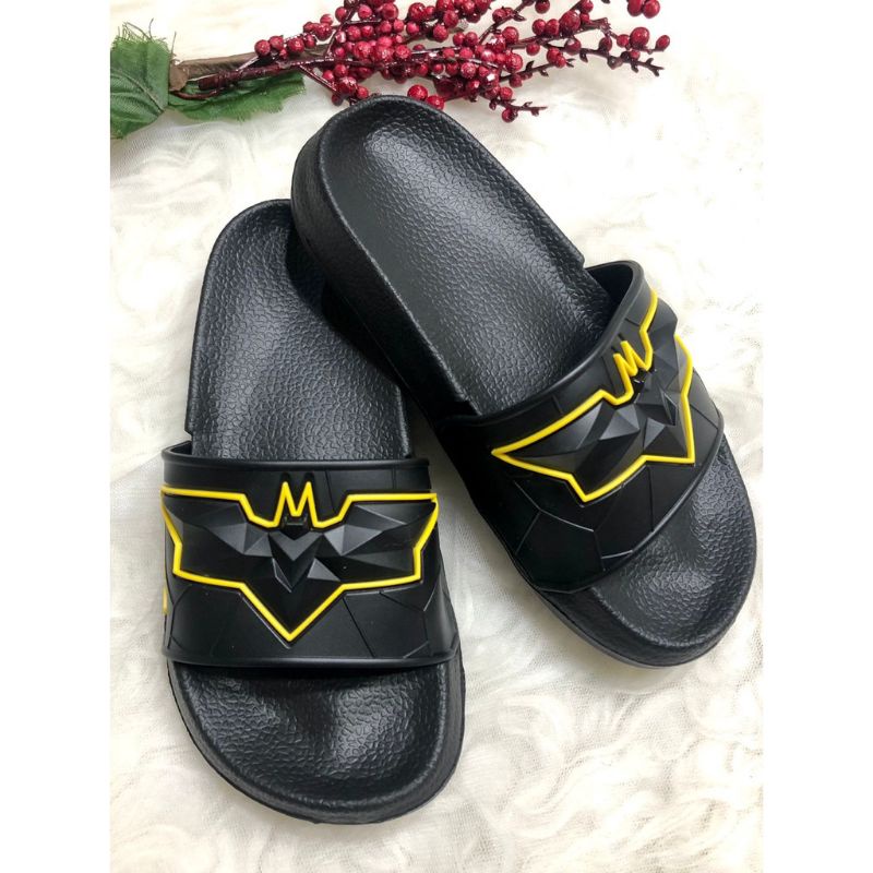 Sandal Slop Porto Anak Cowok Motif Batman Sandal Anak Cowok Lucu Sandal Slop Anak Cowok Santai Sandal Anak Cowok Nyaman Dipakai Sehari Hari Sandal Anak Cowok Batman Sandal Anak Cowok Nggak Licin Sendal Slop Anak Cowok Motif Batman