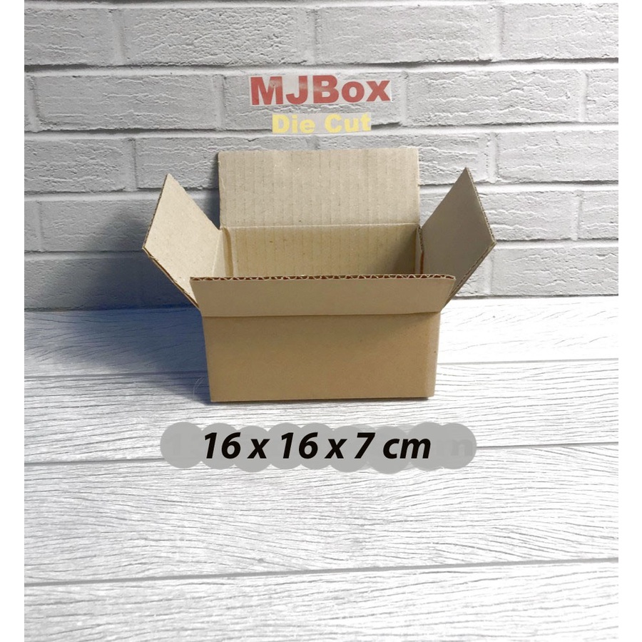 

Kardus/Karton/Box Uk. 16x16x7 cm......ST