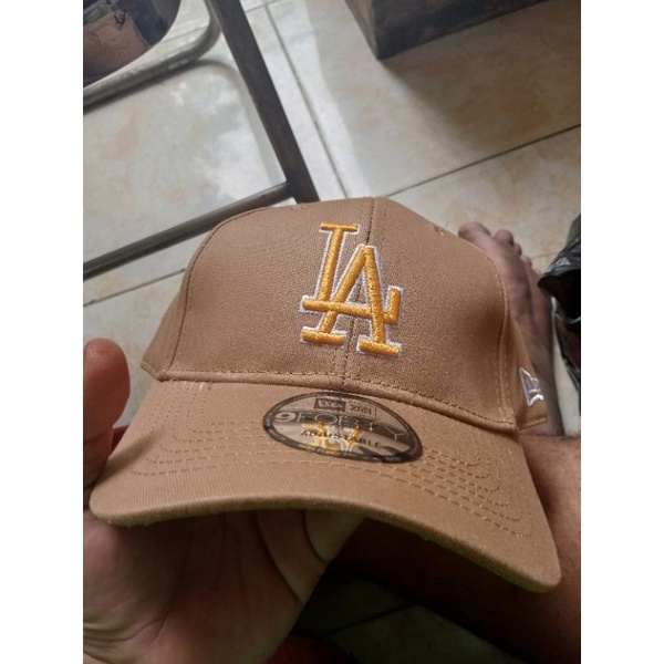 Topi Mlb x New Era LA Cokelat Logo Kuning List Putih Import Original