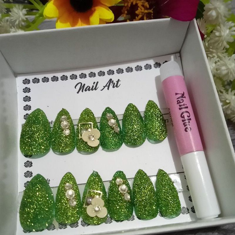 kuku palsu pengantin hijau elegan