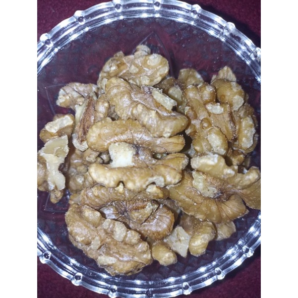 Snack hamster walnut roasted / panggang mengandung banyak vitamin.